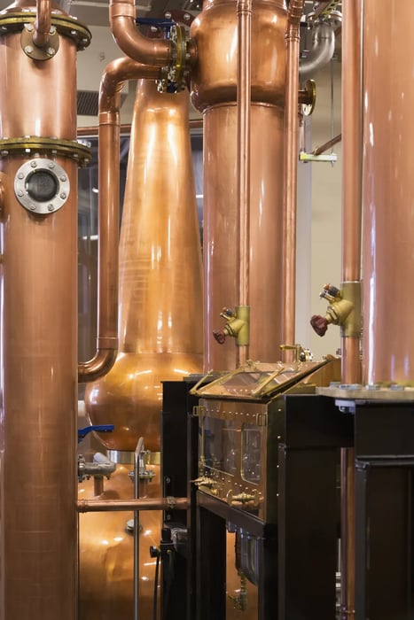 Distillation traditionnelle d'huiles essentielles avec alambic en cuivre authentique