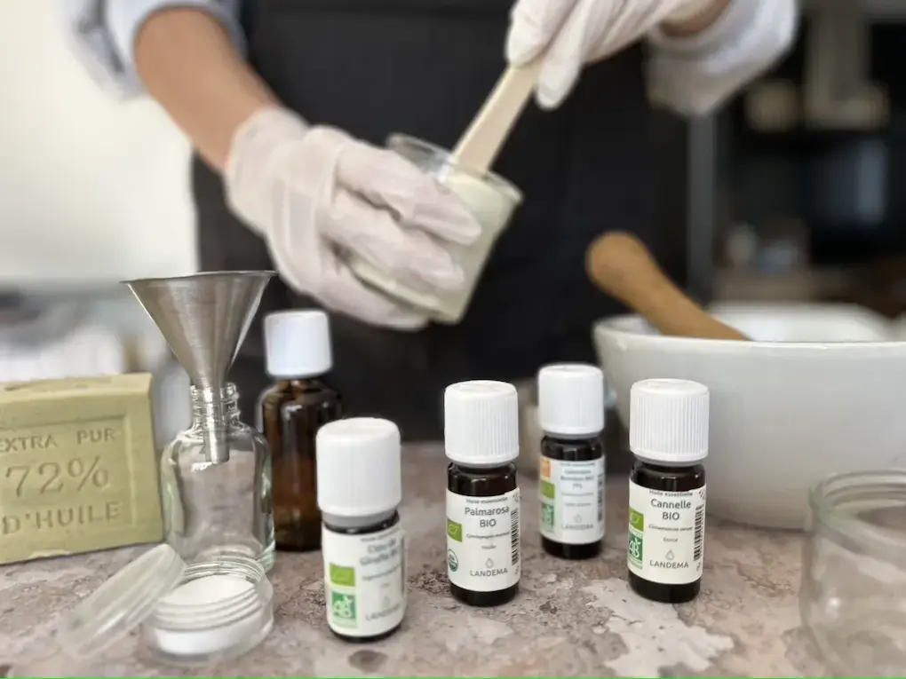 Image fictive signifiant que l'image n'a pas été renseignée Les huiles essentielles alliées de la peau : guide pour produits cosmétiques et savons